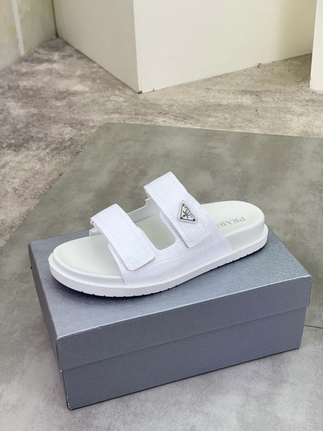 Men's shoes 💰P340💰【New style】🎁🎁🎁 PRADA Prada's new casual slippers, original official website, perfect workmanship, transmitting a kind of noble luxury, sublimating its definition of luxury in Prada's high-end extraordinary craftsmanship. Original combination outsole, code number: 38-44 (45 customized) Multiple colors 🉑️ to choose from